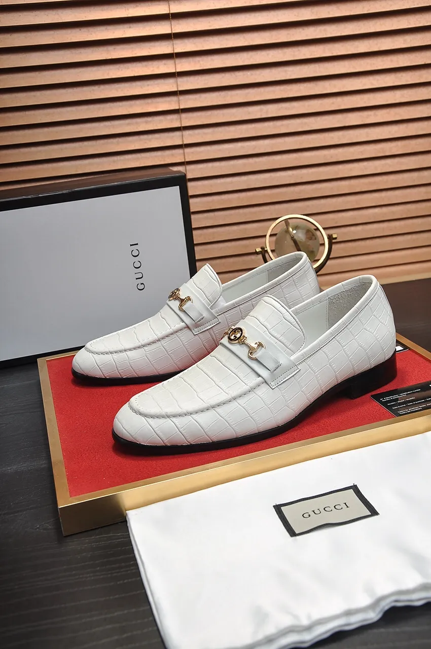 Men's shoes💰500💶Italy's top luxury men's shoe giant (GUCCI) (Gucci) (full cowhide lining) new arrival🍃Original European style🔰 Pleasant to the eye😍In order to make the shoes more durable and non-deformable🌀The production continues to follow traditional methods but there is still no lack of innovation💪Choose original sheepskin for the leather♻️ Smooth and natural And extra bright ⭐Made of imported cowhide, the first choice of rich people 38-45 (45 customized)